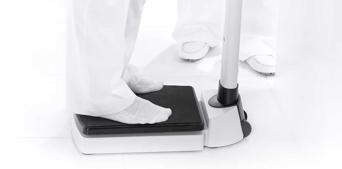 Báscula de columna validada por HCE con capacidad de 300 kg y tallímetro - Imagen 4